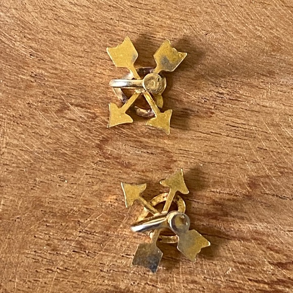 Textured heart with 2 arrows screw back earrings - Picture 7 of 7